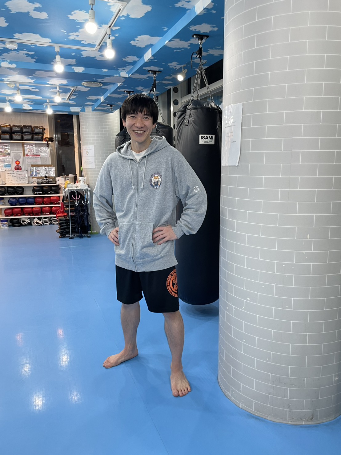 重吉史斗 本人写真（ジム内・SHIBA INU Kickboxing Gym パーカー着用）